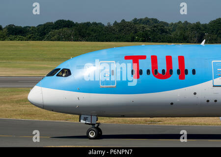 Tui 787-8 Boeing Dreamliner rullaggio per il decollo all'Aeroporto di Birmingham, UK (G-TUIF) Foto Stock