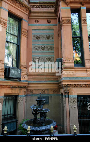 NEW YORK, NY - 22 giugno: Dettagli del National Arts Club e una piccola fontana, Gramercy Park Historic District, Manhattan su giugno 22nd, 2017 in Foto Stock