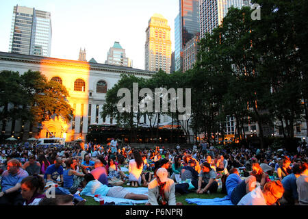 NEW YORK, NY - 26 giugno: le persone si sono riunite per notte estiva filmato durante il Bryant Park Estate Film Festival, Manhattan su giugno 26th, 2017 a New York, Stati Uniti d'America. Foto Stock