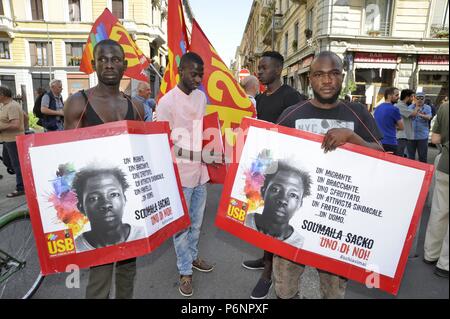 Milano, 9 giugno 2018, manifestazione di protesta da parte dei migranti per l'omicidio nella piana di Gioia Tauro, in Calabria, di Soumaila Sacko, immigrati africani dal Mali, lavoratore agricolo e sindacalista del sindacato indipendente USB Foto Stock