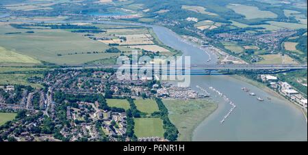 Vista aerea del Fiume Medway e M2/HS1 bridge, Rochester, Kent, Sud Est Inghilterra Foto Stock