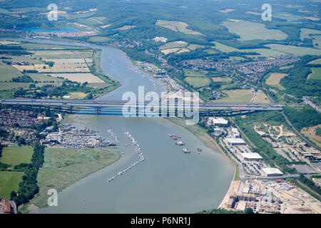 Vista aerea del Fiume Medway e M2/HS1 bridge, Rochester, Kent, Sud Est Inghilterra Foto Stock