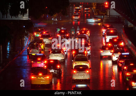 Piove sul traffico di notte. Foto Stock