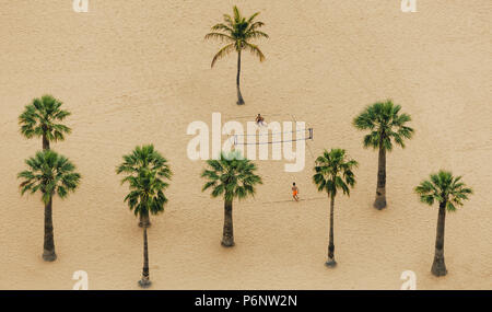 Al di sopra di vista su due ragazzi che sta giocando a pallavolo tra palme sulla spiaggia di Teresitas. Foto Stock