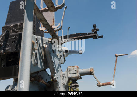 Seconda Guerra Mondiale Bofors 40 mm anti-aerei pistola rivolta verso un cielo blu utilizzato per le difese di aria Foto Stock