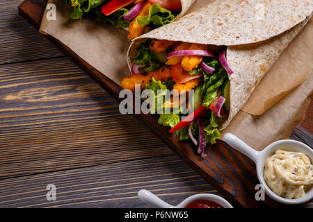 Speciale messicana: Tortilla con pollo e verdure. Foto Stock