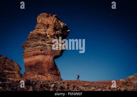 Big rock formazione di Los Roques de Garcia confrontare con piccolo essere umano, Parco Nazionale di Teide Tenerife, Spagna. Vincitori del concetto. Foto Stock