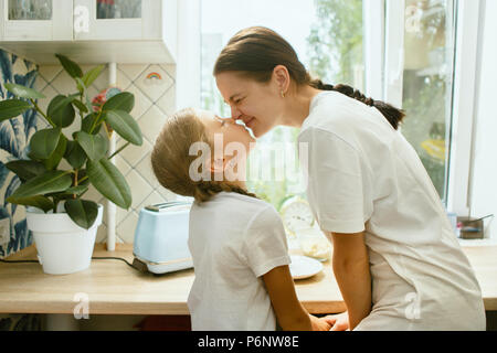 La felice sorridente famiglia caucasica in cucina prepara la colazione Foto Stock