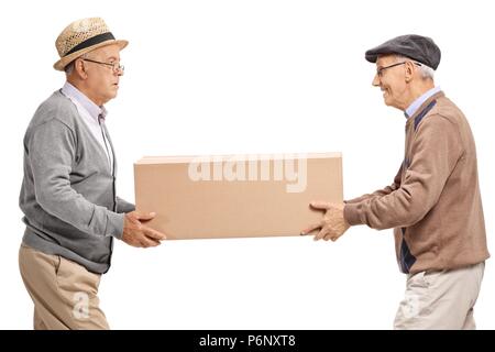 Gli anziani che porta una grande scatola di cartone isolati su sfondo bianco Foto Stock