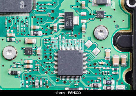 Dettaglio di una scheda elettronica a circuito stampato con molti componenti  elettronici Foto stock - Alamy