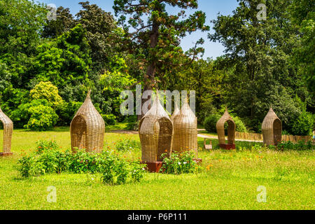 Parc de Bagatelle è stato votato come uno dei dieci migliori giardini più belli al mondo. Si trova all'interno del Bois de Boulogne di Parigi, Francia Foto Stock