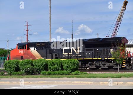 Dubuque, Iowa, USA. Unità di derivazione di un Canadian National Railway treno merci appena prima di uscire da un scalo merci. Foto Stock