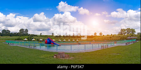 Bungalow LAGO di scena con lago blu e il nuoto piattaforma in legno con sedie a sdraio Foto Stock