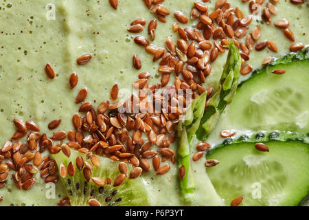 Frullato di appetitosi da avocado con il cetriolo e semi di lino. Dietetica e alimentazione sana. Foto macro Foto Stock