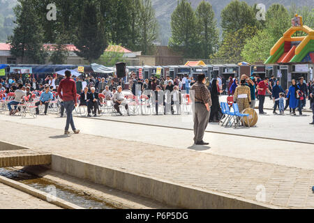 Khorramabad, Lorestan Provincia, Iran - 31 Marzo 2018: folla di popolo iraniano a piedi sulla piazza centrale della città Foto Stock