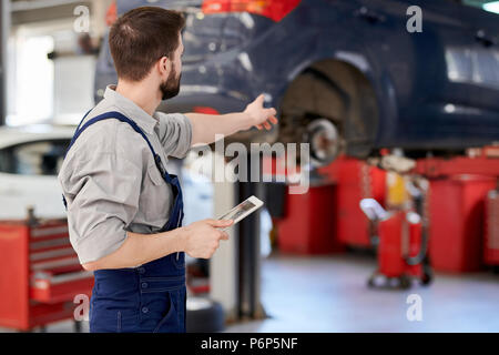 Autofficine a lavoro Foto Stock