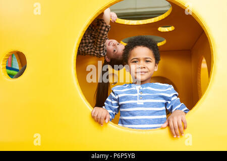 Ragazzo afro-americano nel centro di riproduzione Foto Stock