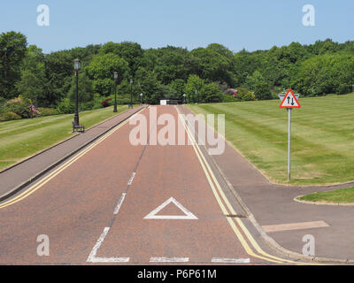 Segni di regolamentazione, dare modo segno di traffico su strada Foto Stock