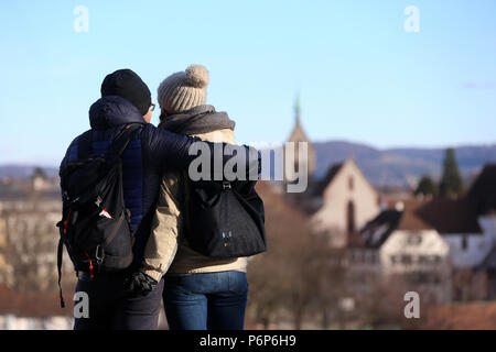 Vista posteriore del giovane coppia in cerca di una chiesa. Basilea. La Svizzera. Foto Stock