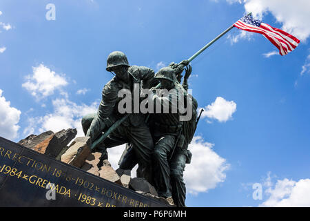 Arlington, Virginia. Gli Stati Uniti Marine Corps War Memorial (Iwo Jima Memorial), un monumento nazionale situato in Arlington Ridge Park progettato da Foto Stock