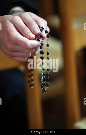 Incontro europeo dei giovani di Taizé a Basilea. Giovane pellegrino con la recita del rosario. Close-up. Basilea. La Svizzera. Foto Stock