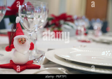 Le decorazioni di Natale sulla tavola da pranzo. Ginevra. La Svizzera. Foto Stock