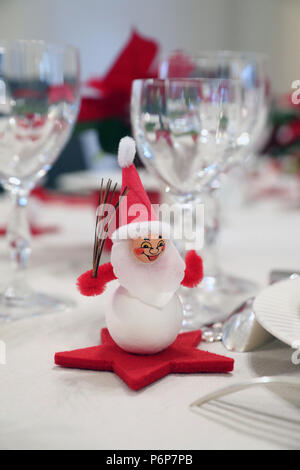 Le decorazioni di Natale sulla tavola da pranzo. Ginevra. La Svizzera. Foto Stock