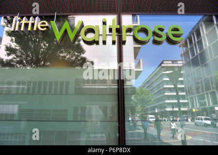 Piccolo supermarket Waitrose su Portman Square off Baker Street, Londra centrale. John Lewis ha annunciato che sarà la vendita di questo negozio per il Co-op Foto Stock