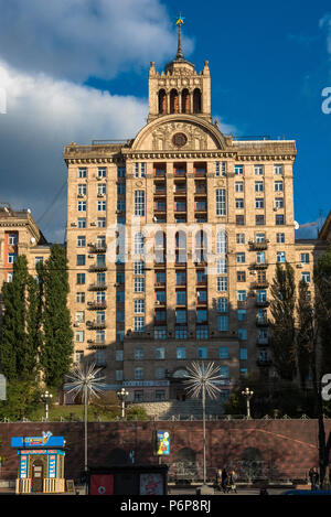 Staliniana edificio di stile sul Khreshchatyk Street, Kiev. L'Ucraina. Foto Stock