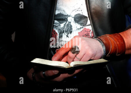 Uomo con anello di cranio la lettura della Sacra Bibbia. La Francia. Foto Stock