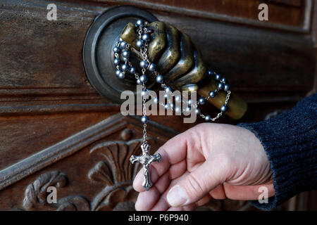Mano con un rosario. Close-up. Close-up. La Francia. Foto Stock