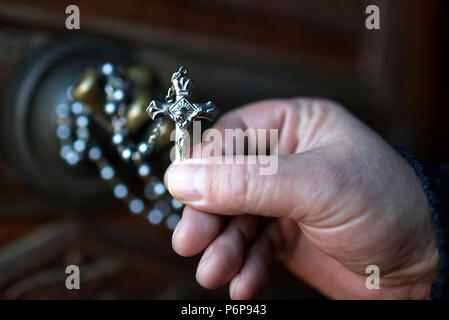 Mano con un rosario. Close-up. Close-up. La Francia. Foto Stock