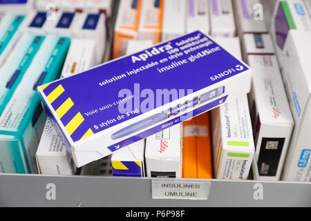 Farmacia. Farmaci in un cassetto scorrevole in Francia. Foto Stock