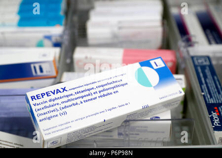 Farmacia. Farmaci in un cassetto scorrevole. Vaccino. La Francia. Foto Stock