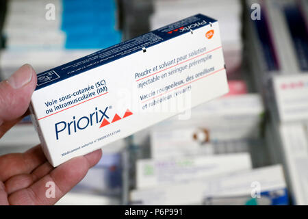 Farmacia. Farmaci in un cassetto scorrevole. Vaccino. La Francia. Foto Stock