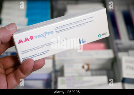 Farmacia. Farmaci in un cassetto scorrevole. Vaccino. La Francia. Foto Stock
