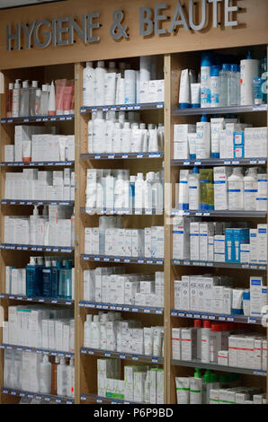 Farmacia. Medicina in scaffali. Farmaco non soggetto a prescrizione medica store. Prodotti di bellezza. La Francia. Foto Stock