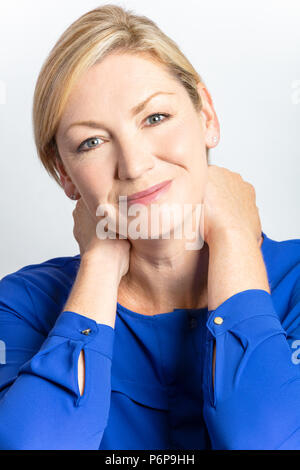 Ritratto in studio di attraenti sano felice donna di mezza età Foto Stock