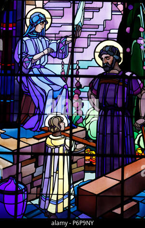Saint-Joseph chiesa. La Santa Famiglia. Giuseppe, il falegname. Finestra di vetro colorato di Raffaello Lardeur. Chedde. La Francia. Foto Stock