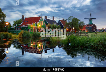 Casa Tradizionale presso lo storico villaggio di Zaanse Schans, Paesi Bassi di notte Foto Stock