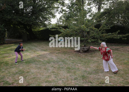 11-anno-vecchio ragazzo giocando frisbee con sua nonna. La Francia. Foto Stock