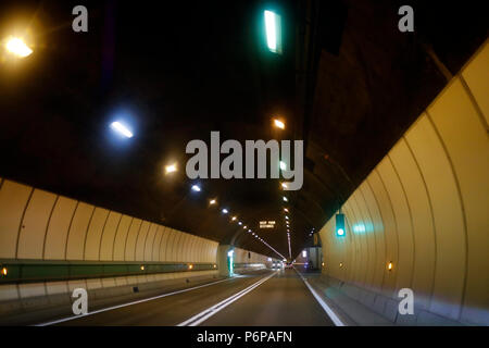 Il Traforo del Monte Bianco è un tunnel autostradale in Europa sotto il Mont Blanc montagna delle Alpi. Chamonix. La Francia. Foto Stock