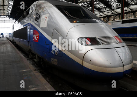 Il TGV (treno ad alta velocità) azionato da SNCF. Gare de Lyon. Parigi. La Francia. Foto Stock