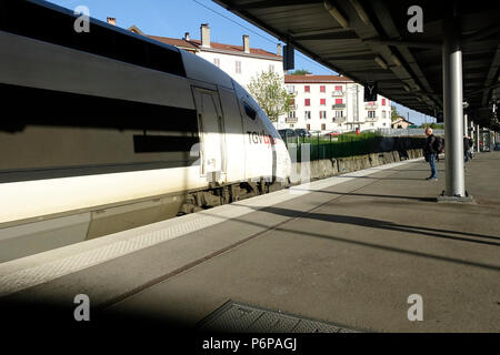 Il TGV (treno ad alta velocità) azionato da SNCF. Bellegarde stazione ferroviaria. La Francia. Foto Stock