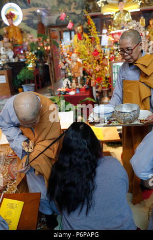 Chua Tu un tempio buddista. Culto buddista. Monaco la cerimonia di ordinazione. Saint-Pierre en Faucigny. La Francia. Foto Stock