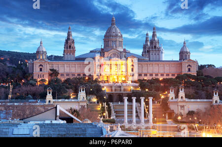 Palau Nacional situato in Montjuic di notte, Barcellona Foto Stock