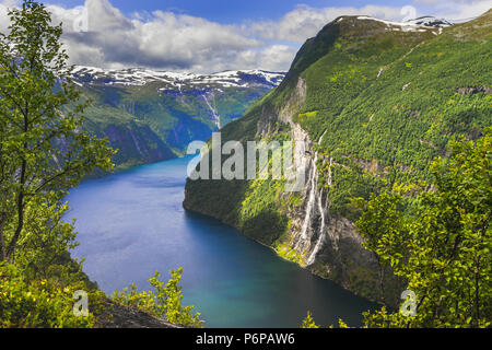 Il Geirangerfjord e la cascata di sette sorelle dal di sopra, Norvegia, fjord e panorama di montagna Foto Stock