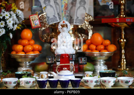 Chua Tu un tempio buddista. Padre altare. Offerte vegetariane. Saint-Pierre en Faucigny. La Francia. Foto Stock