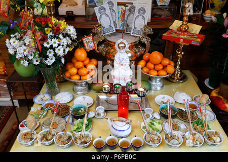 Chua Tu un tempio buddista. Padre altare. Offerte vegetariane. Saint-Pierre en Faucigny. La Francia. Foto Stock