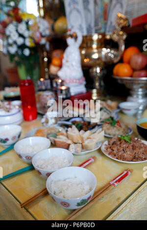 Chua Tu un tempio buddista. Padre altare. Offerte vegetariane. Saint-Pierre en Faucigny. La Francia. Foto Stock